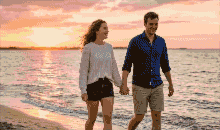 Romantische Strandwandeling bij Zonsondergang Borduurpatroon - Embroidered