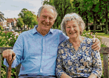 Gelukkig Ouder Paar in Charmant Dorpspark Borduurpatroon - Embroidered